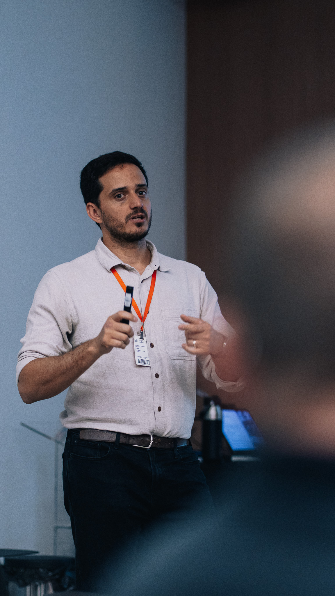 Facilitador apresentando conceitos de governança de IA